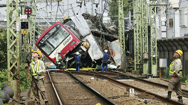В Токио пассажирский поезд сошел с рельсов 