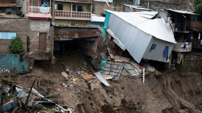Число жертв шторма "Аманда" в Латинской Америке достигло 26 человек
