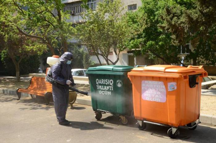 В Баку перед зданиями установлены спецконтейнеры для мусора