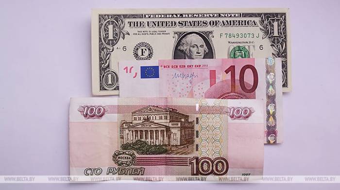 Доллар и евро на торгах 1 июня подешевели, российский рубль подорожал
