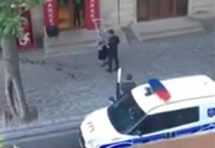 Полицейский в Баку отдал собственный обед пожилой женщине - ВИДЕО
