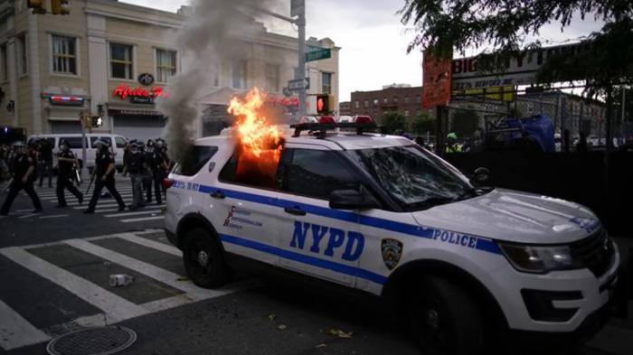 В Нью-Йорке отстранили от службы двух полицейских за жестокое обращение с демонстрантами