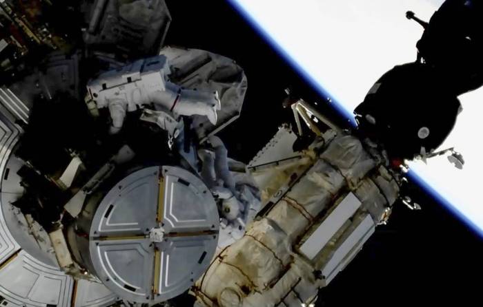 Астронавты завершили выход в космос с МКС для замены электробатарей