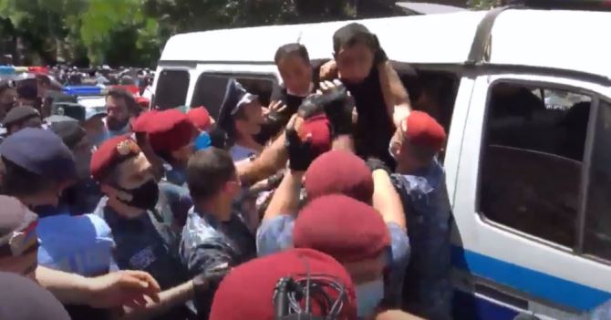Полиция разгоняет акцию оппозиции в Армении