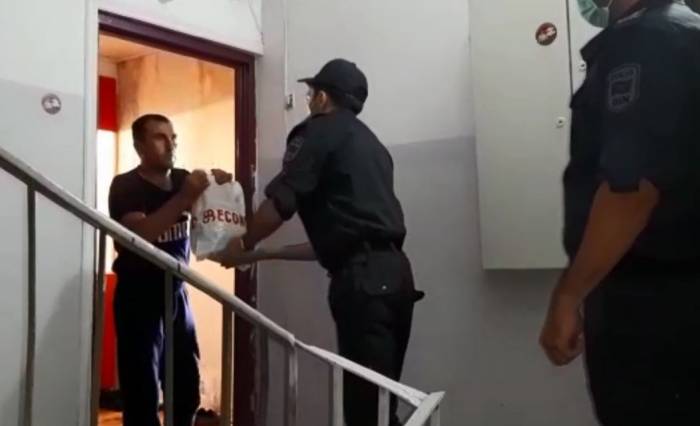Сотрудники полиции доставили хлеб гражданину на дом - ВИДЕО
