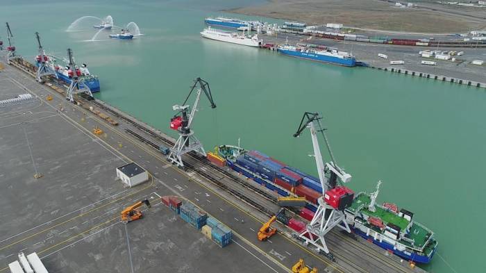 Бакинский порт отправил в Турцию грузовой караван из Китая
