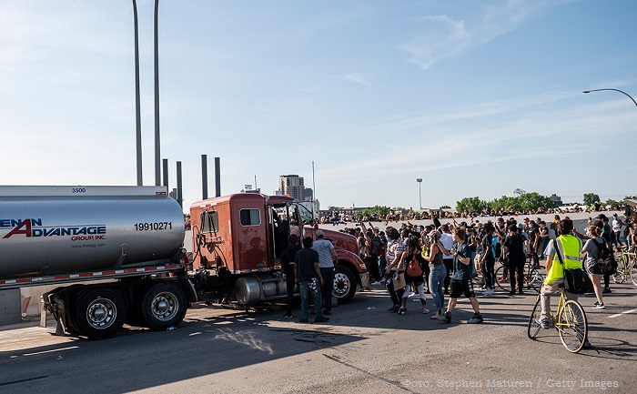 В Миннеаполисе грузовик проехал через толпу протестующих - ВИДЕО
