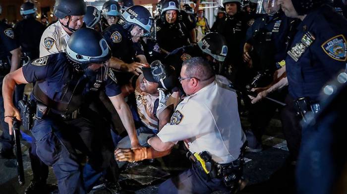 За минувшие сутки в Нью-Йорке арестованы около 300 человек
