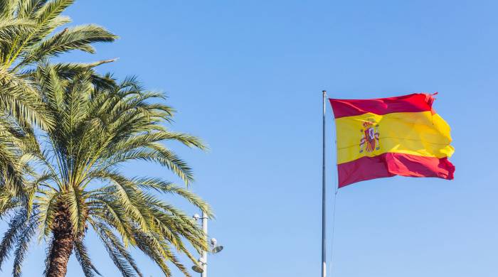 Власти Испании позволили туристам из ЕС приезжать в страну

