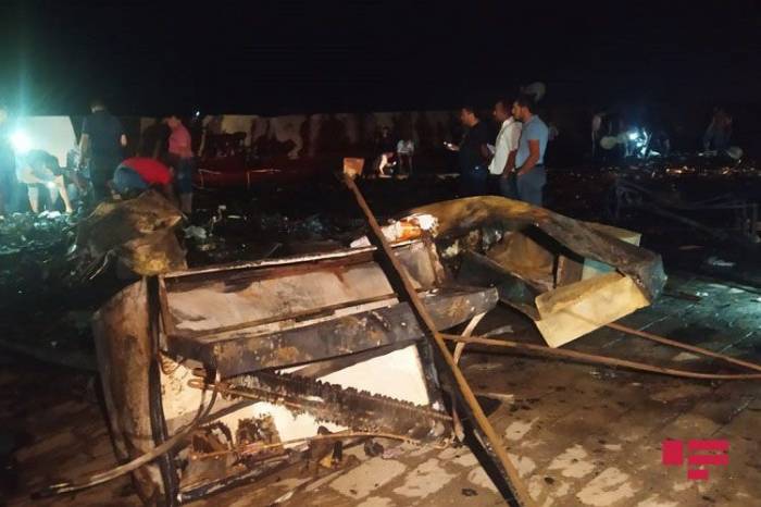 В Шамкире при пожаре на рынке сгорело до 10 ларьков

