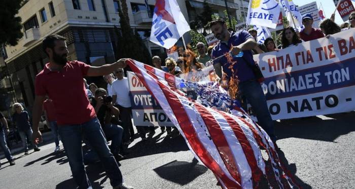 В Афинах у посольства США произошли столкновения демонстрантов и полиции