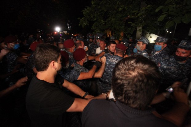 Акция протеста в Армении: полиция применяет грубую силу