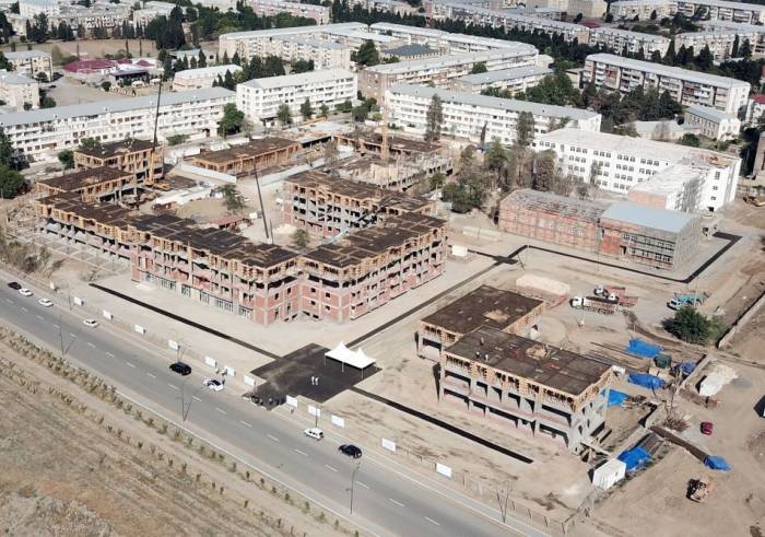 Ильхам Алиев и Мехрибан Алиева ознакомились со строительством жилого комплекса в Гяндже - ФОТО