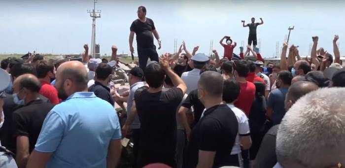 В Армении прошли массовые беспорядки на рынке: протестующие перевернули автомобиль - ВИДЕО