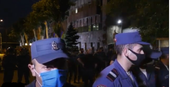 В Ереване полиция оцепила здание СНБ - ВИДЕО

