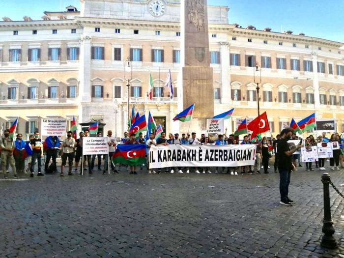 Перед зданием итальянского парламента проведена акция в поддержку Азербайджана - ФОТО
