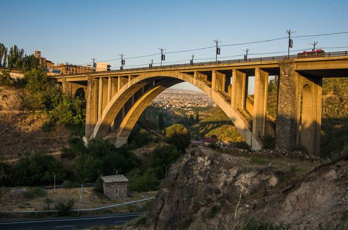 В Ереване мужчина cбросился с моста
