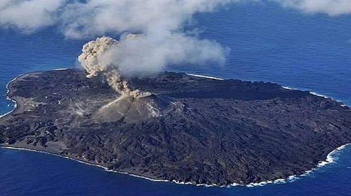 На японском острове Нисиносима активизировался вулкан
