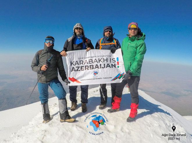 На вершине горы Агрыдаг установлен плакат с лозунгом "Карабах — это Азербайджан!"