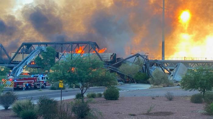 Сошедший с рельсов поезд загорелся и частично обрушил мост в Аризоне
