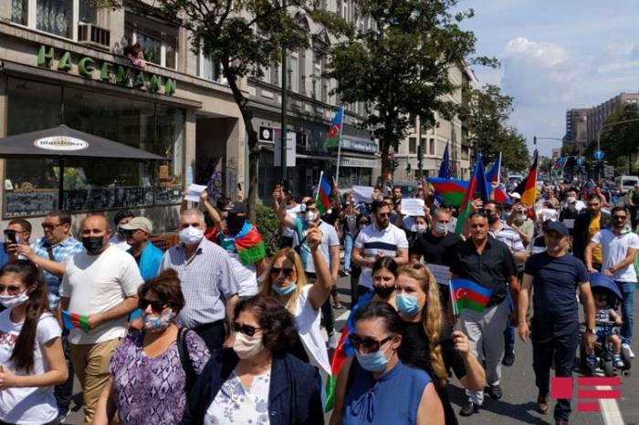 В Дюссельдорфе прошло шествие против военной провокации Армении и поддержки ВС Азербайджана - ФОТО
