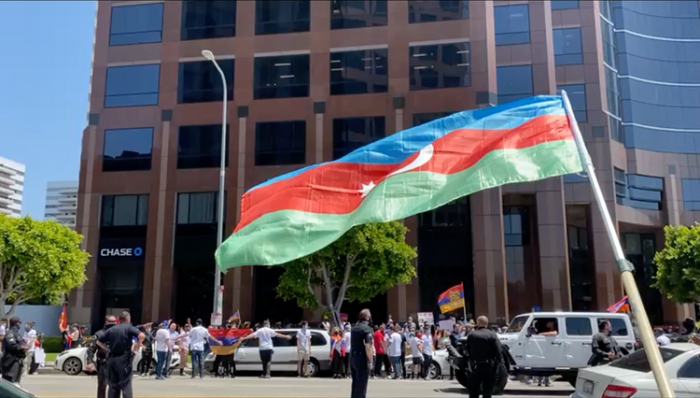 В Лос-Анджелесе армяне напали на азербайджанских демонстрантов - ФОТО
