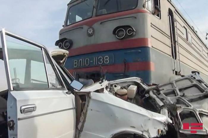В Саатлы «ВАЗ-2106» столкнулся с поездом
