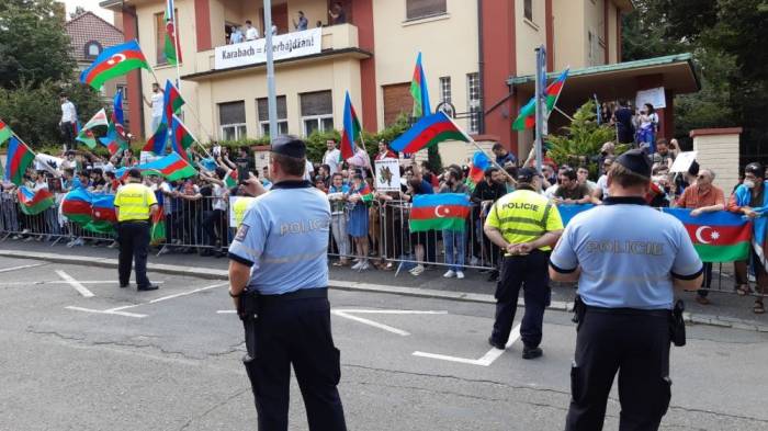 В Праге азербайджанцы провели акцию против захватнической политики Армении - ФОТО