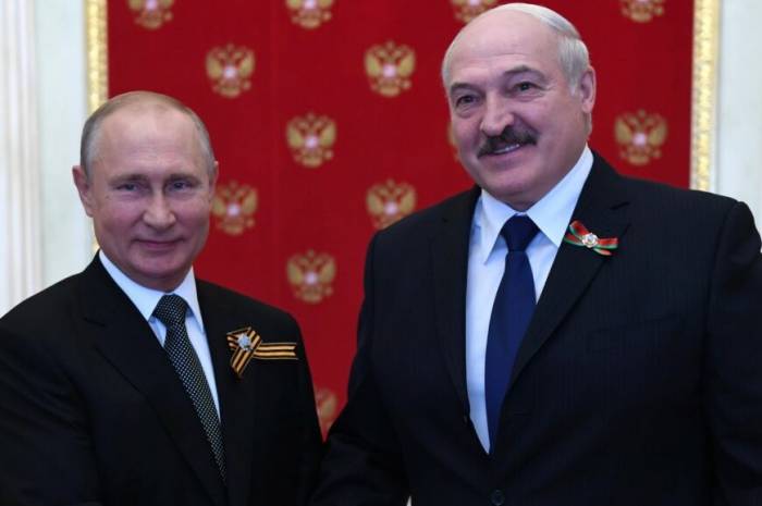 Лукашенко поздравил Путина в связи с одобрением поправок к конституции
