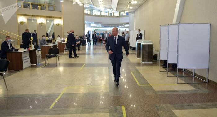 Мирзиёев поздравил Путина с успешным проведением голосования по поправкам