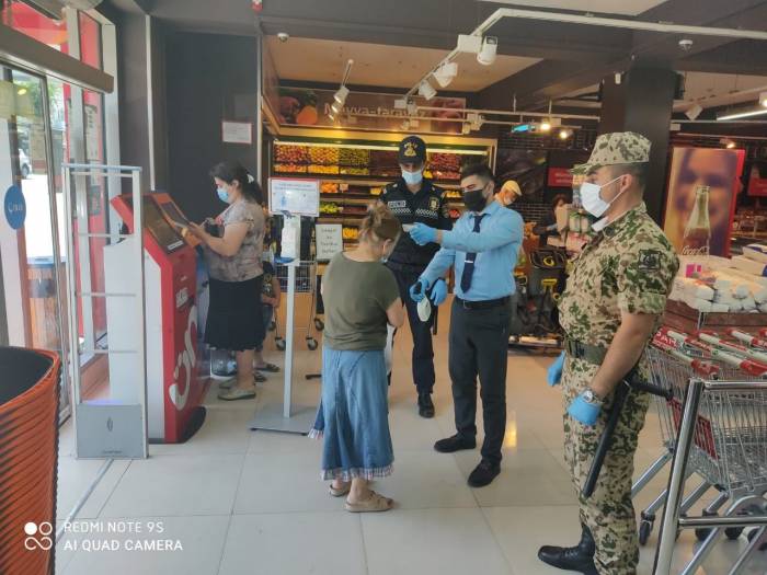 В Баку на входах в магазины организованы полицейские посты 
