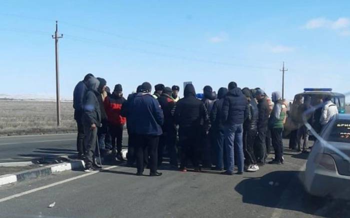 Тысячи иностранцев застряли на границе в Казахстане
