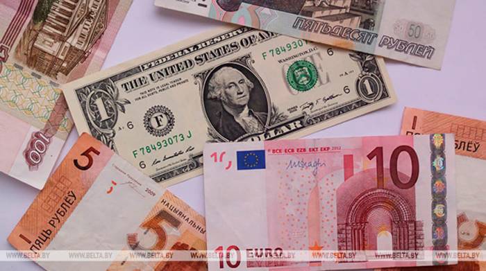 Доллар и евро на торгах 8 июля подешевели, российский рубль подорожал
