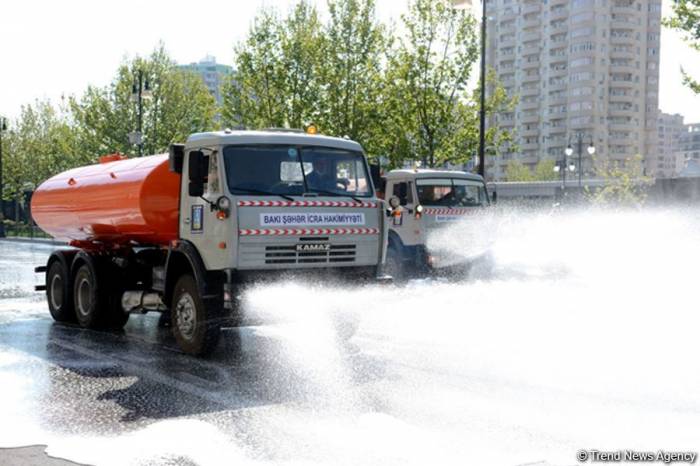 В Баку проводится усиленная дезинфекция улиц
