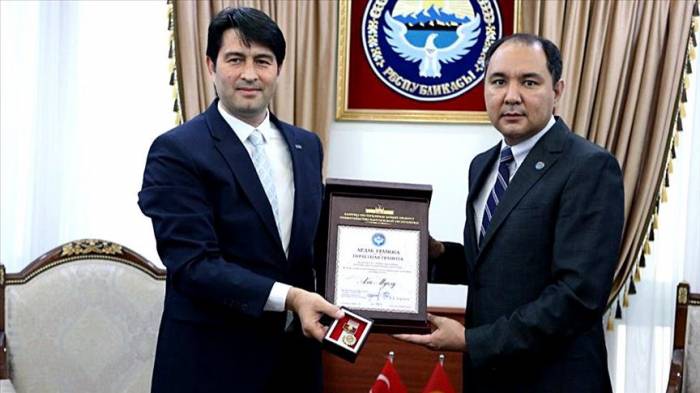 В Кыргызстане наградили координатора турецкого агентства ТИКА
