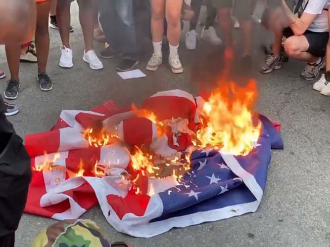 Протестующие у Белого дома сожгли флаг США после выступления Трампа