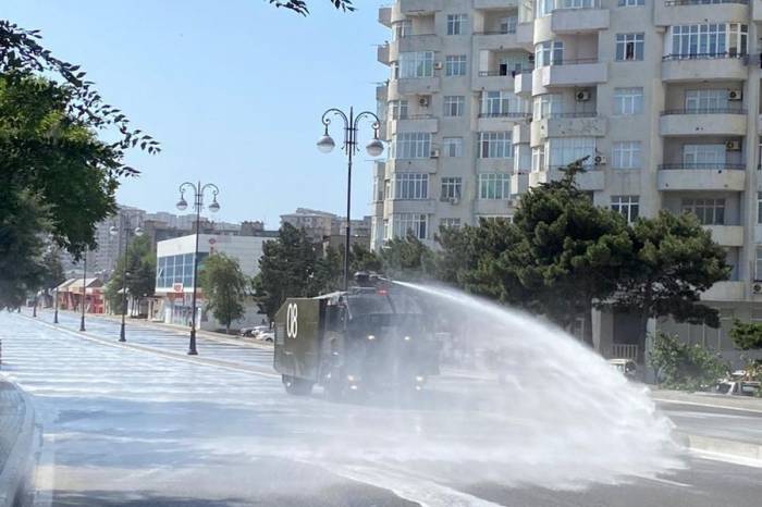 В Баку проводятся дезинфекционные работы - ФОТО

