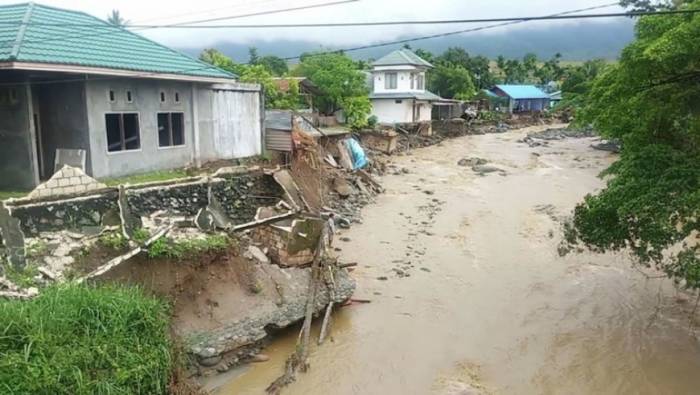 Наводнения в Индонезии: 15 человек погибли, десятки пропали без вести

