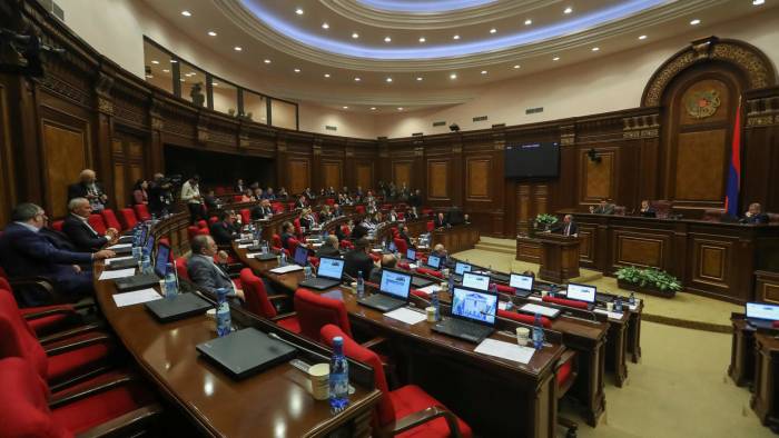 Наказан жаждой власти: Армянский парламент охвачен пандемией
