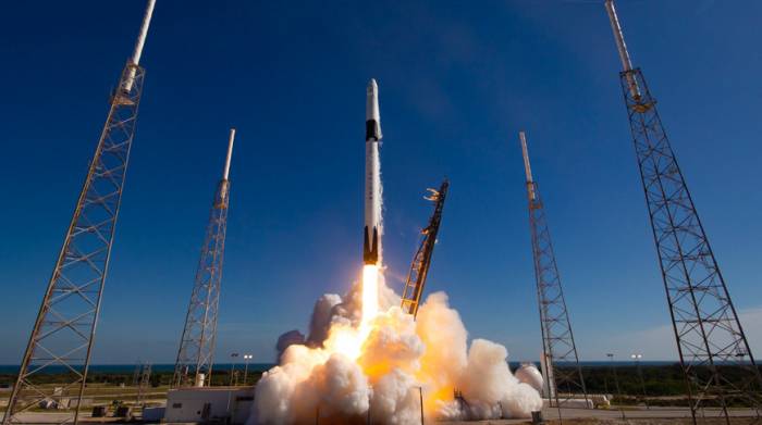 SpaceX запустила ракету с навигационным спутником
