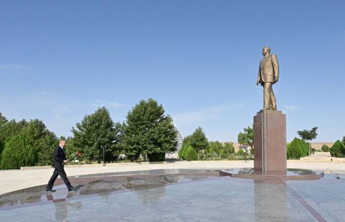 Президент Ильхам Алиев прибыл в Гобустанский район - ФОТО