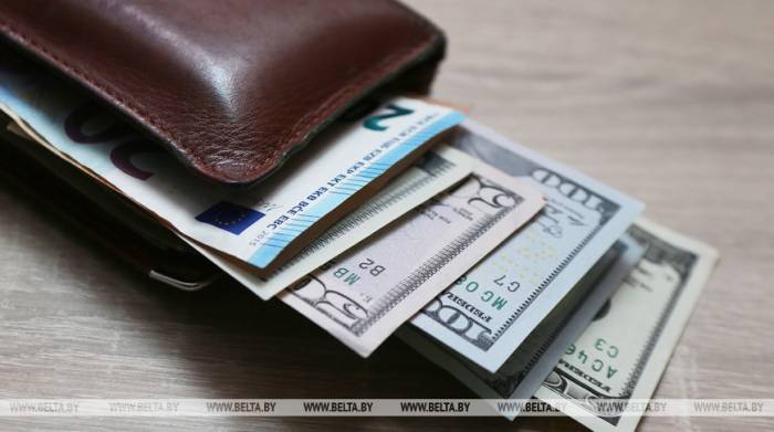 Доллар и российский рубль на торгах 27 июля подешевели, евро подорожал
