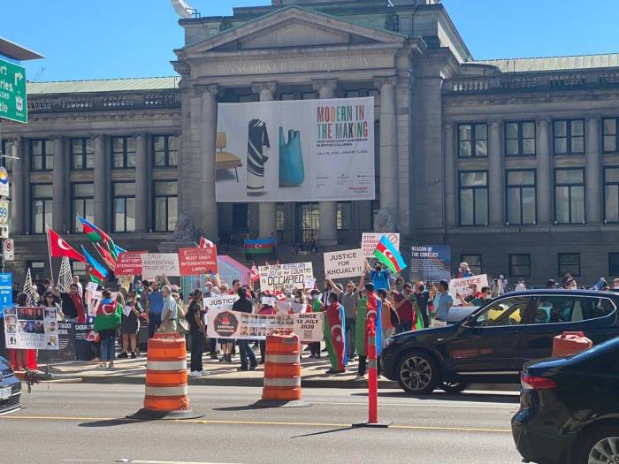 Азербайджанцы в Ванкувере провели акцию протеста против армянской провокации - ФОТО
