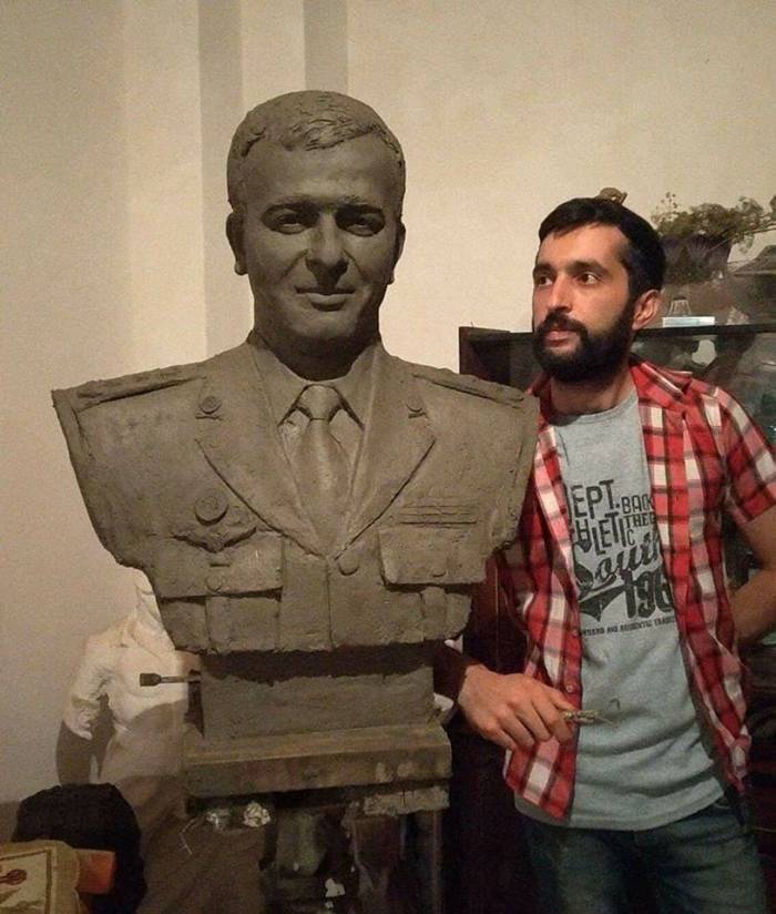 Студент Академии художеств Азербайджана изготовил бюст генерал-майора Полада Гашимова
