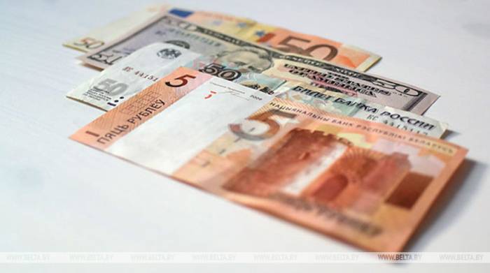 Доллар и евро на торгах 9 июля подешевели, российский рубль подорожал

