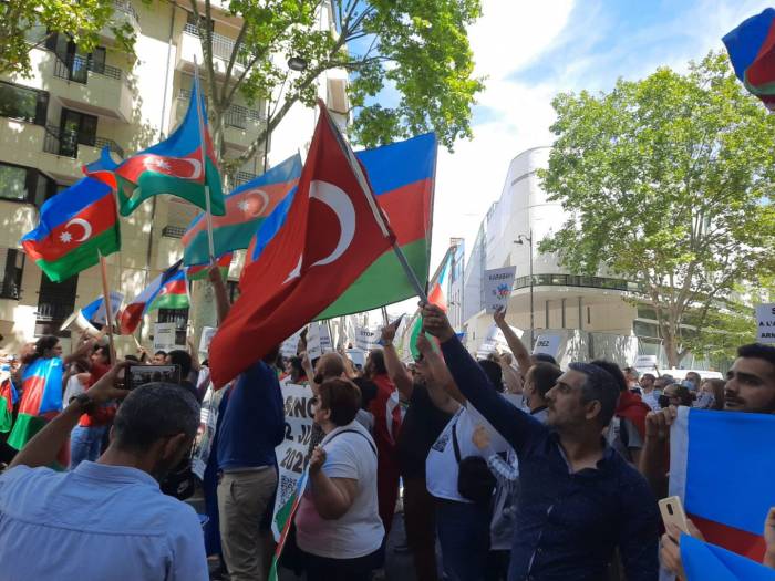 Азербайджанцы провели во Франции акцию протеста