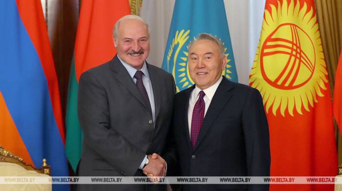 Лукашенко поздравил Назарбаева с юбилеем
