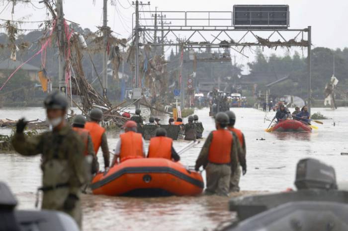 В Японии более 60 человек погибли из-за наводнений и оползней
