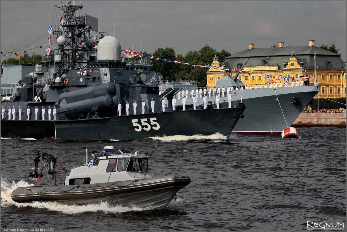 В Санкт-Петербурге начался главный военно-морской парад