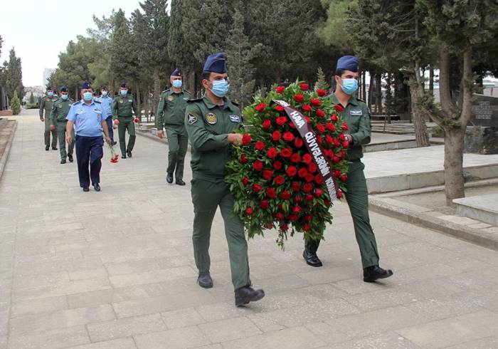 Делегация Минобороны посетила могилу военного пилота Рашада Атакишиева - ФОТО